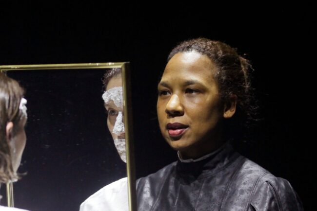 Lea Draeger and Abak Safaei-Rad in Alles unter Kontrolle. Photo: Ute Langkafel