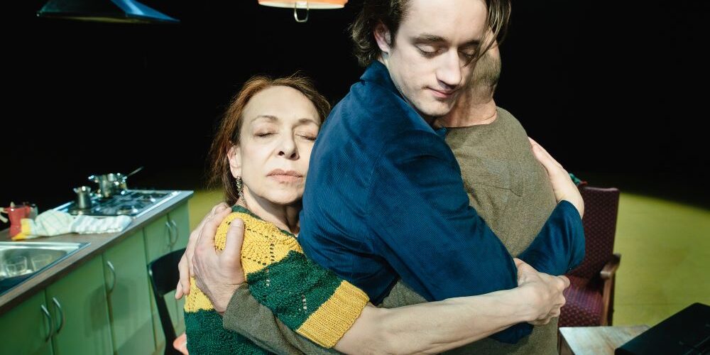 ZKM-Sin-Majka-Otac-Sjede-Za-Stolom-i-Dugo-S╠iute12